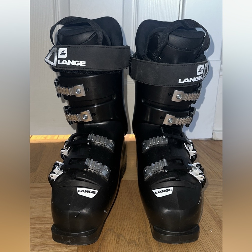 Women’s Lange RX Elite ski boots. Size 24–24.5. Lightly worn, only used 3 times.
